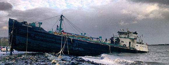 ap_staten_island_boat_grounded_mi_121030_wmain
