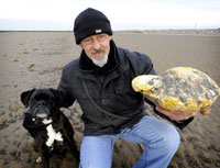 Ken Wilman, his dog Madge and their smelly find Photo:Manchester Evening News